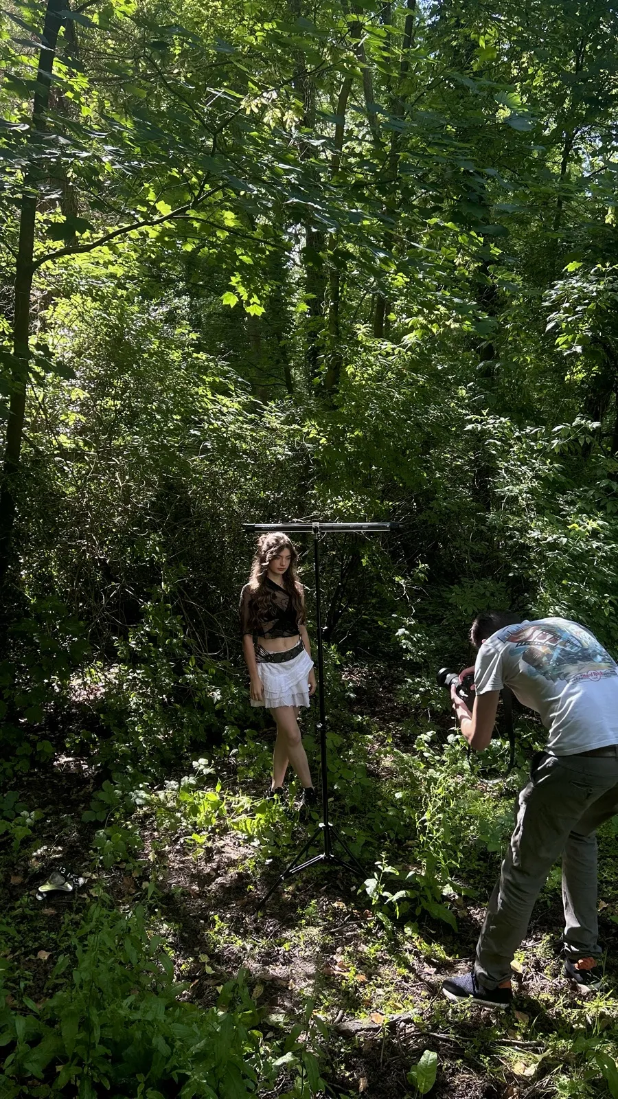 Shooting en forêt, modèle posant dans la végétation