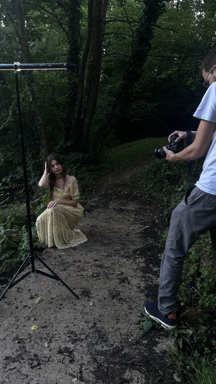 Shooting au crépuscule sur un chemin forestier, robe jaune