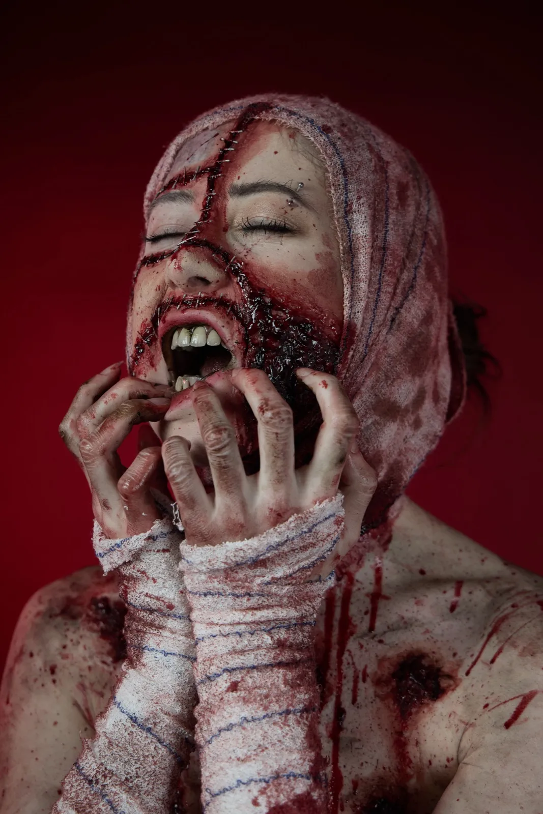 Effets spéciaux : visage bandé et blessures réalistes sur fond rouge