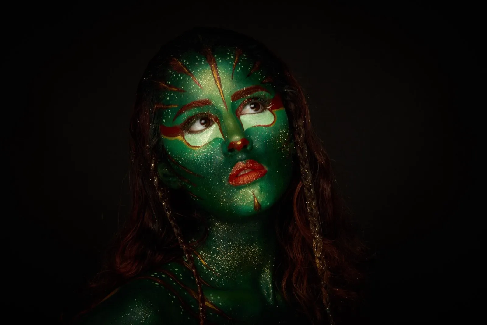 Body paint vert irisé inspiration fantastique, regard levé