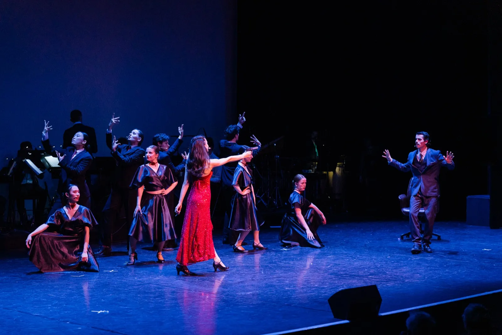 Maquillage de scène pour comédie musicale, troupe sous les projecteurs